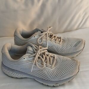 Brooks Ghost Sneakers in Light Gray